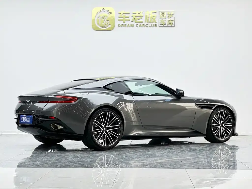 Aston Martin DB12 — фото 7
