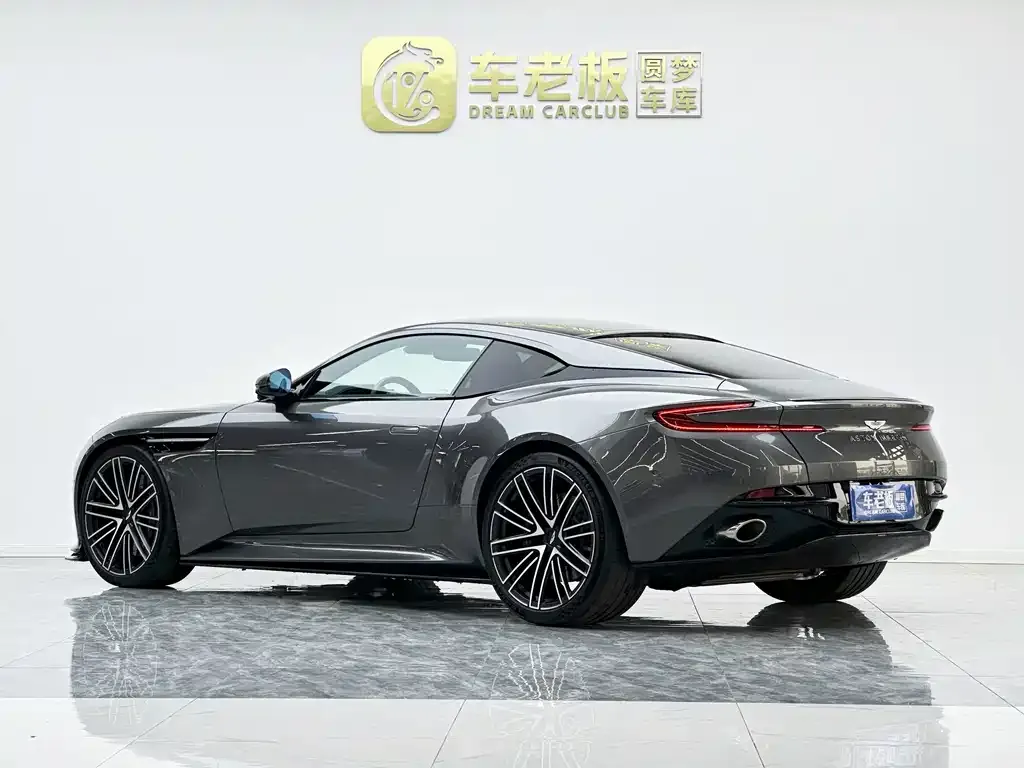 Aston Martin DB12 — фото 9