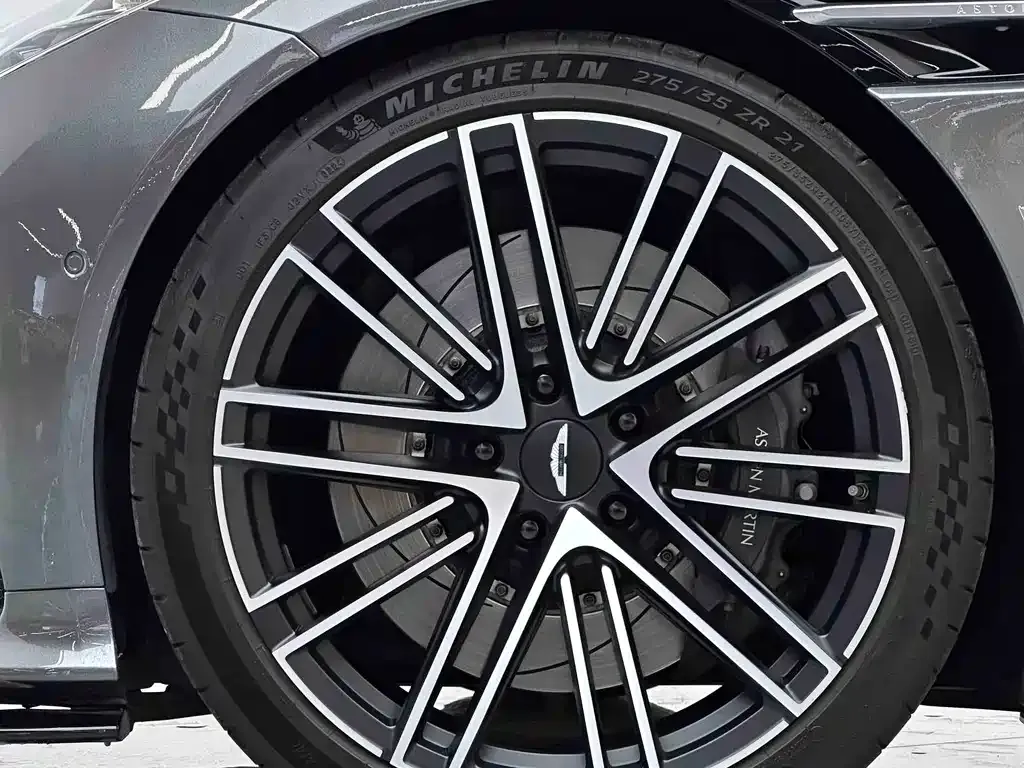 Aston Martin DB12 — фото 3