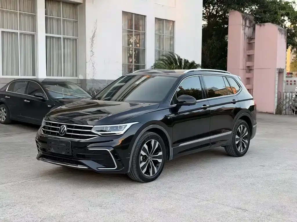 Volkswagen Tiguan L — фото 1