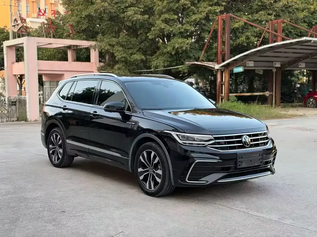 Volkswagen Tiguan L — фото 2