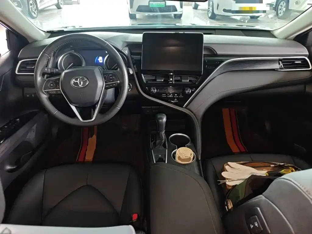 Toyota Camry — фото 2