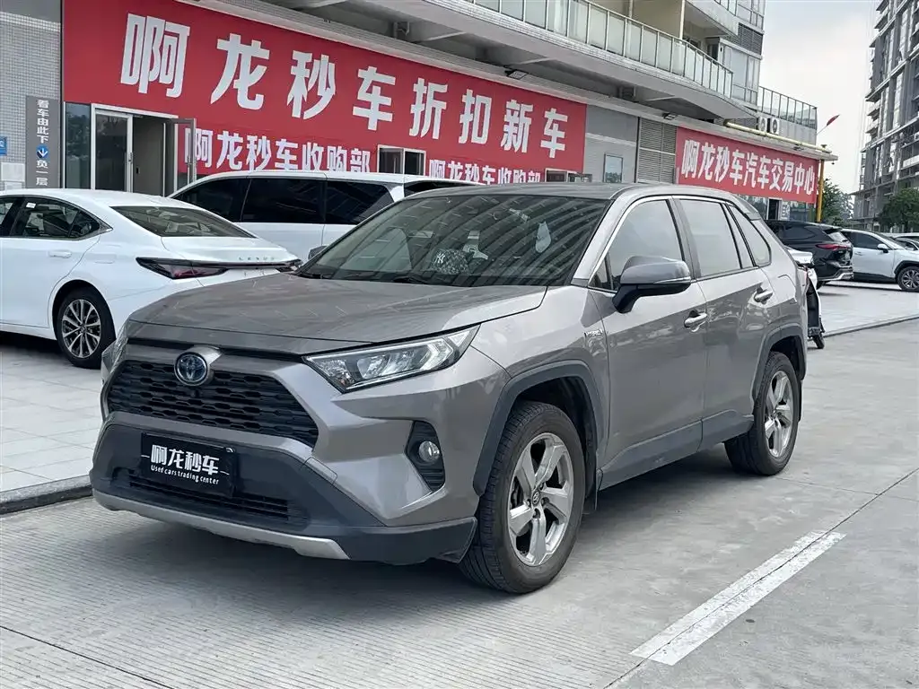 Toyota RAV4 — фото 1