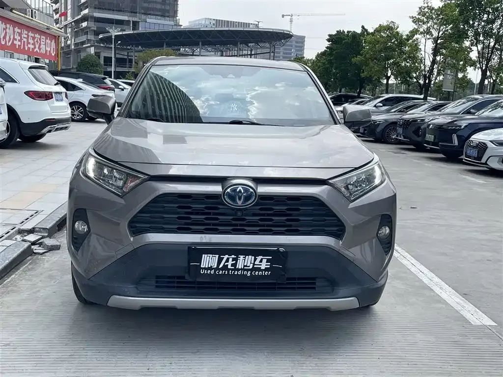 Toyota RAV4 — фото 5