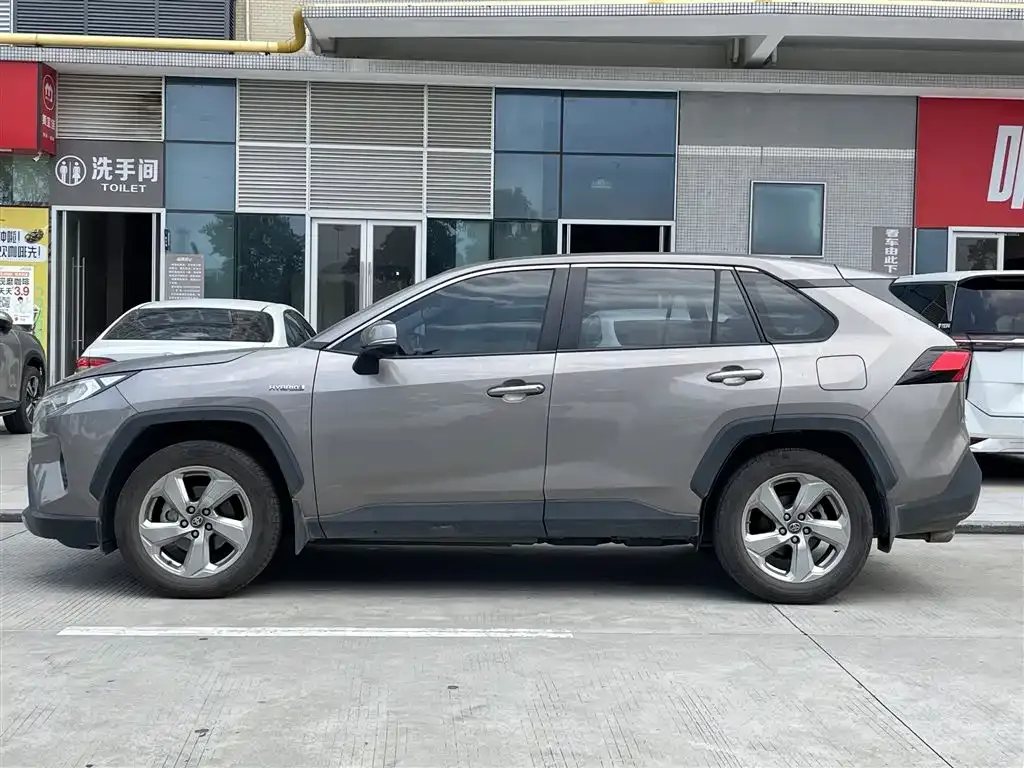 Toyota RAV4 — фото 2