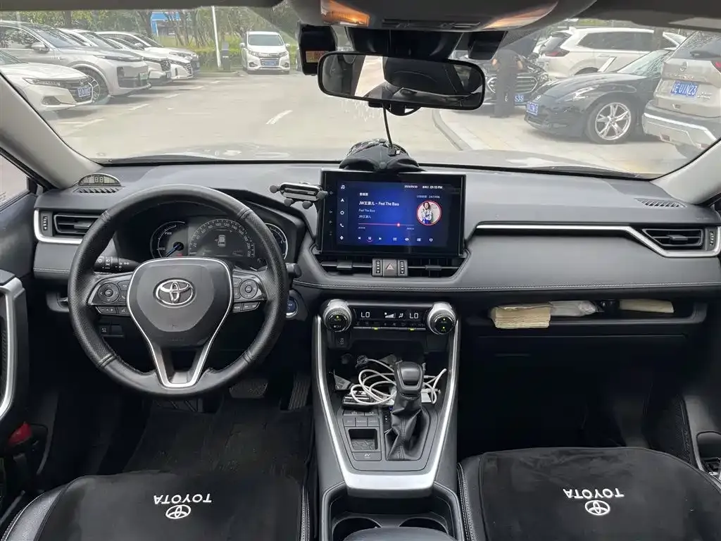 Toyota RAV4 — фото 4