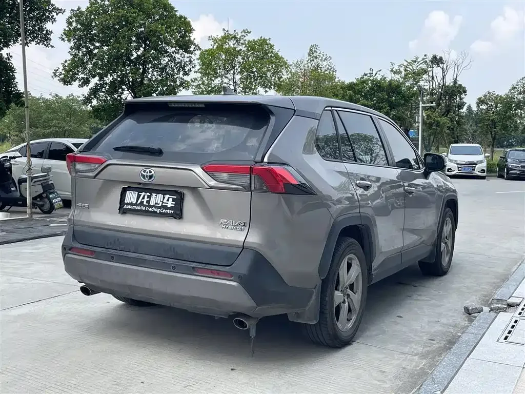 Toyota RAV4 — фото 9