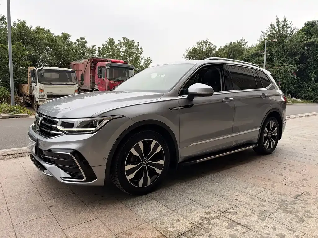 Volkswagen Tiguan L — фото 1