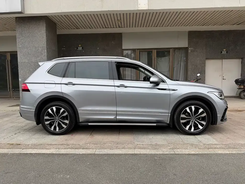 Volkswagen Tiguan L — фото 10