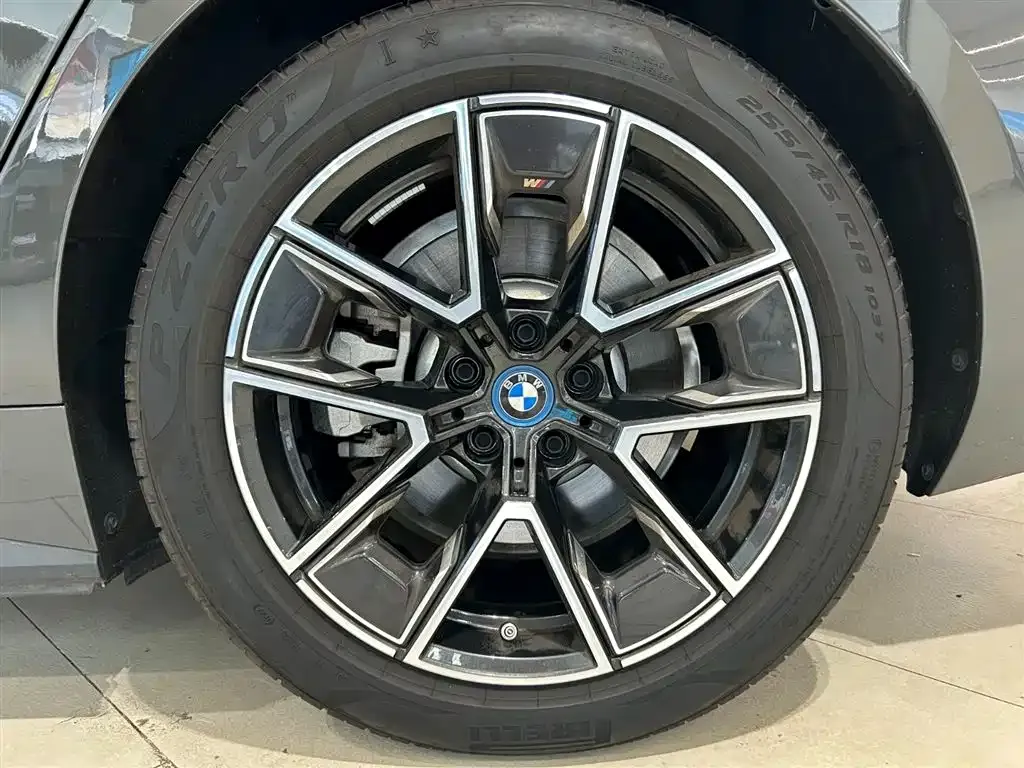 BMW i4 — фото 8
