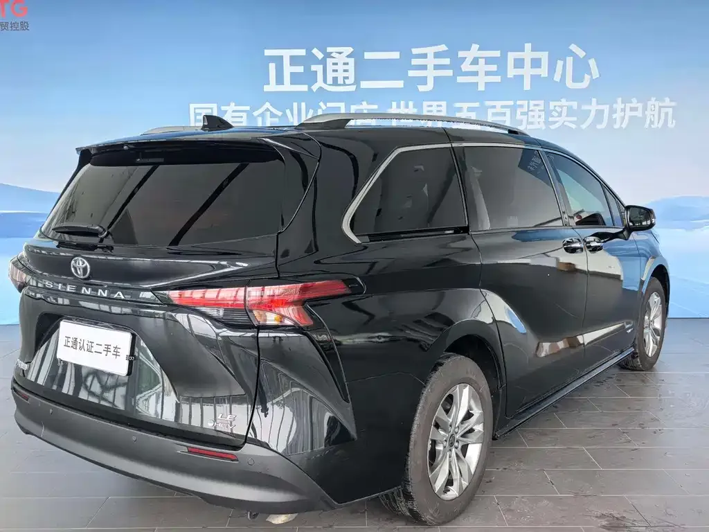 Toyota Sienna — фото 2