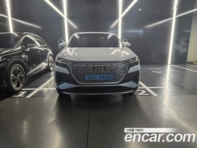 Audi Q4 e-tron — фото 1
