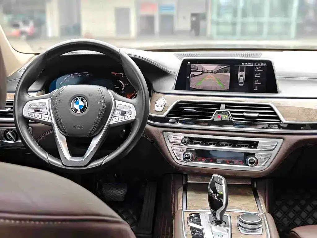 BMW 7 Series — фото 8