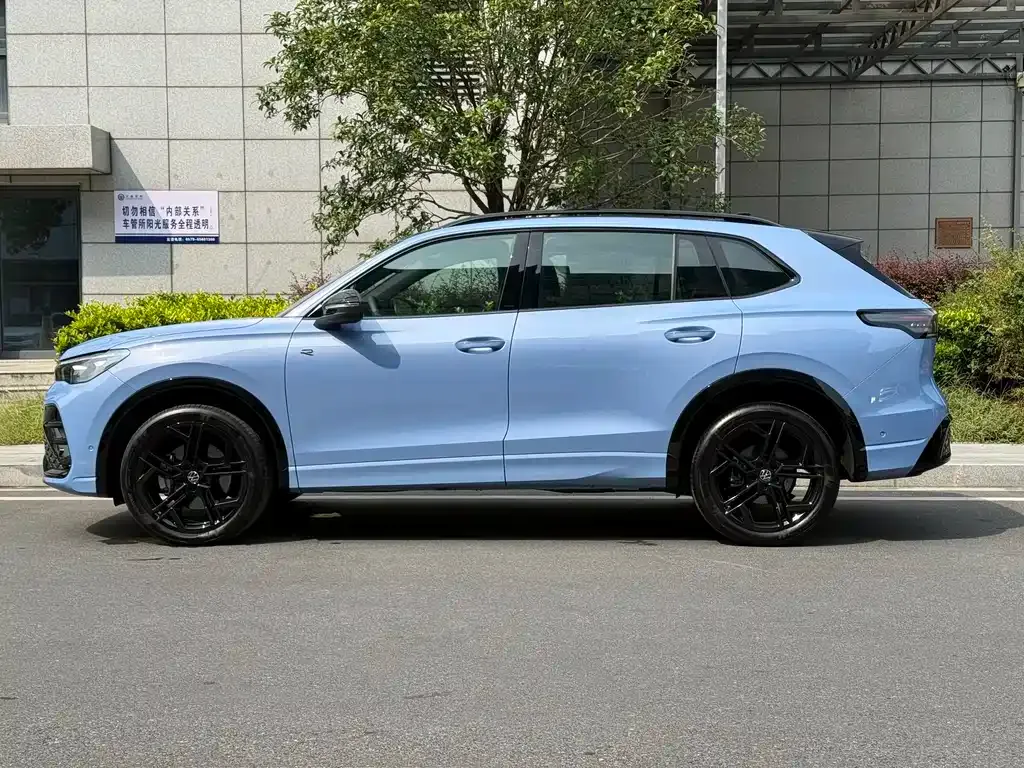 Volkswagen Tiguan L — фото 10