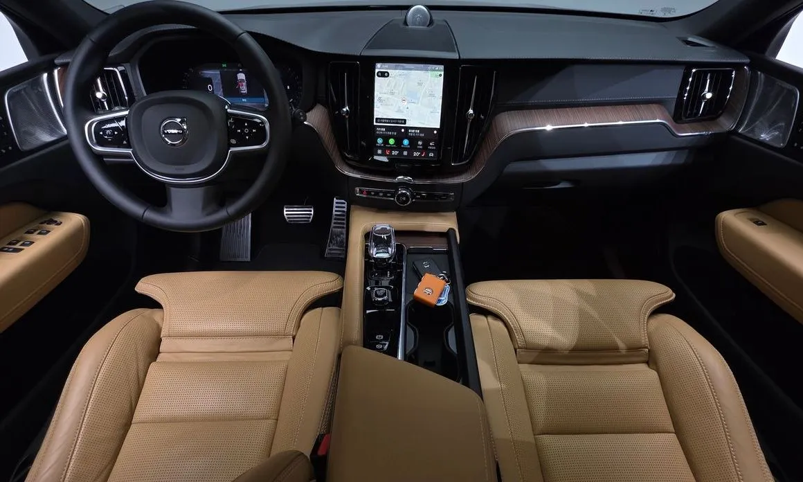 Volvo XC60 — фото 10