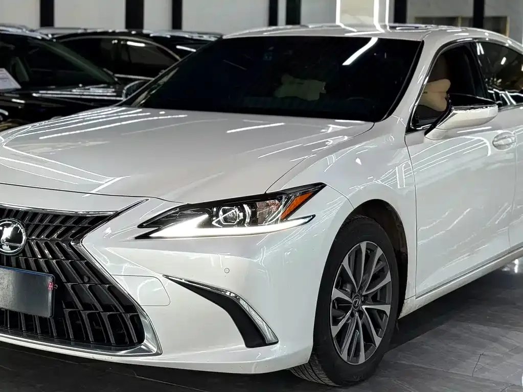 Lexus ES — фото 1