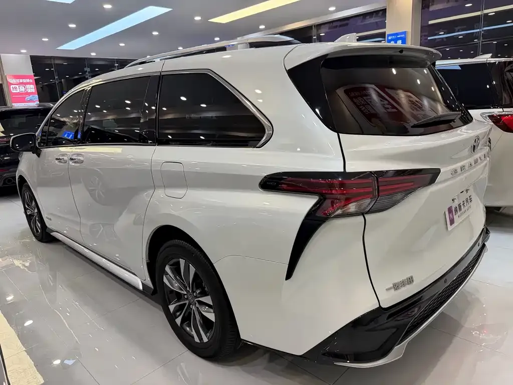 Toyota Granvia — фото 5