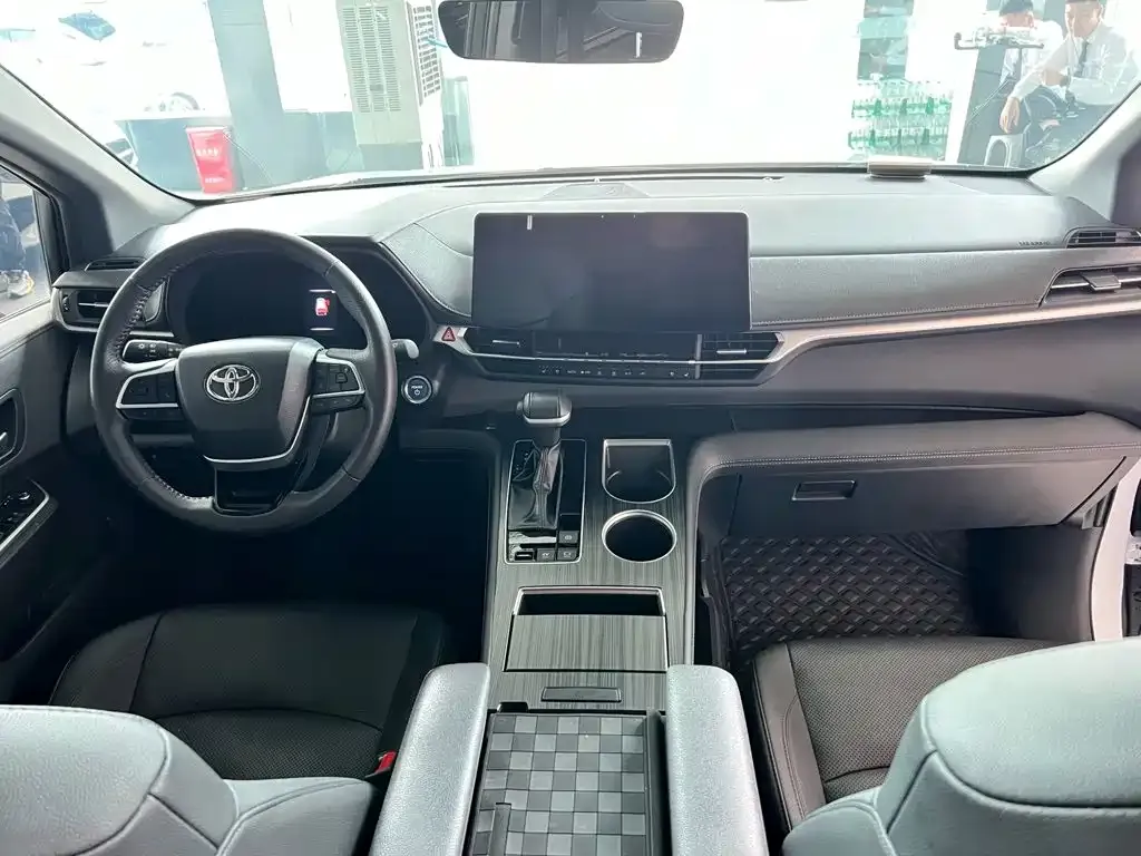 Toyota Sienna — фото 5