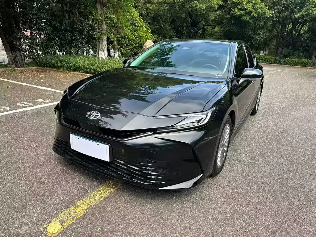 Toyota Camry — фото 1