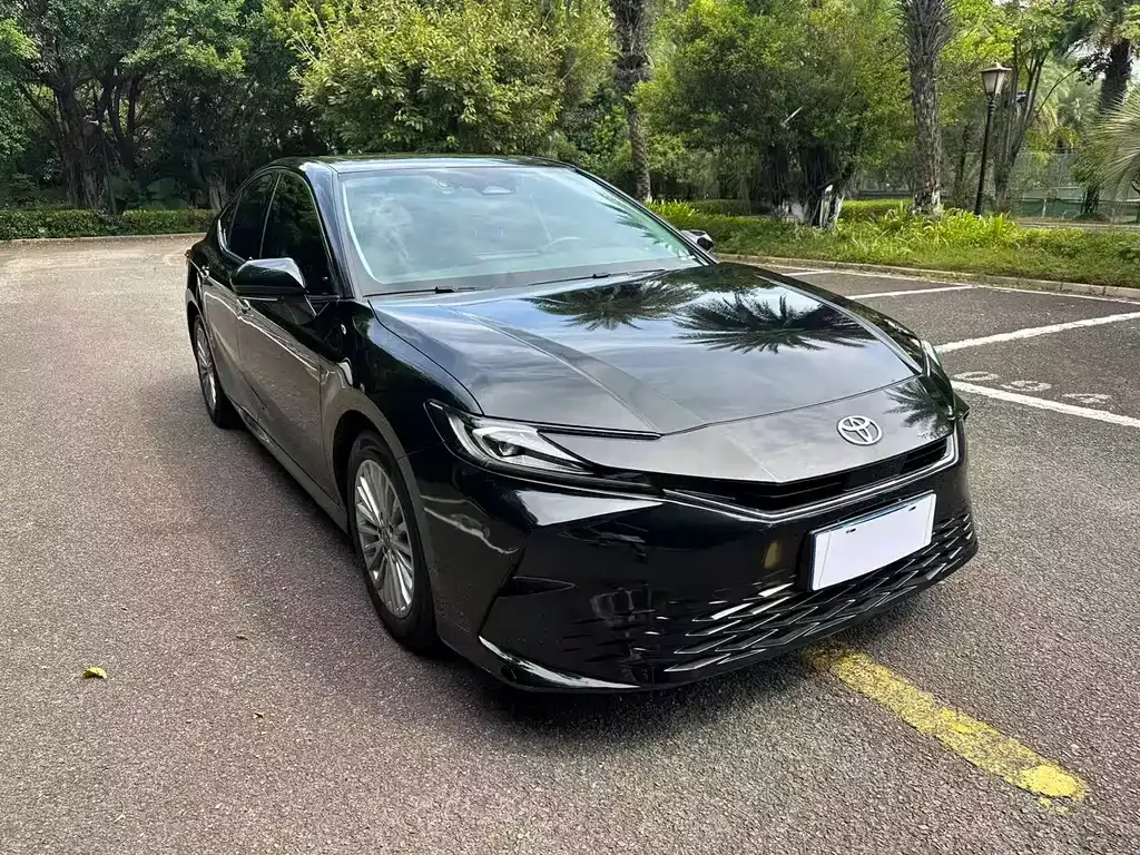 Toyota Camry — фото 2
