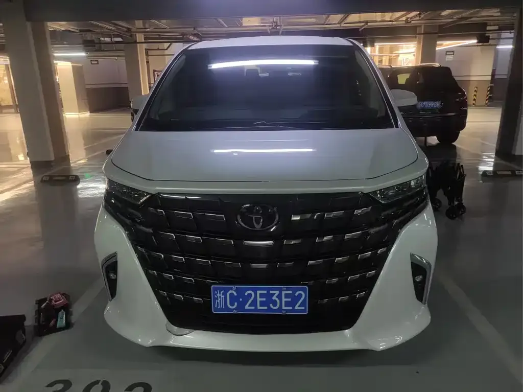 Toyota Alphard — фото 2