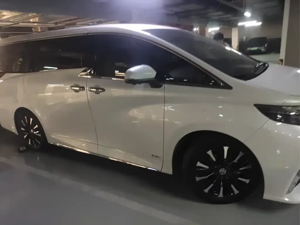 Toyota Alphard — фото 4
