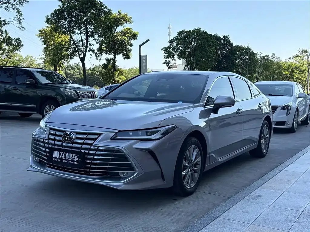 Toyota Avalon — фото 1