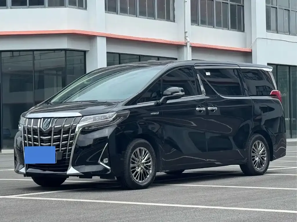 Toyota Alphard — фото 1