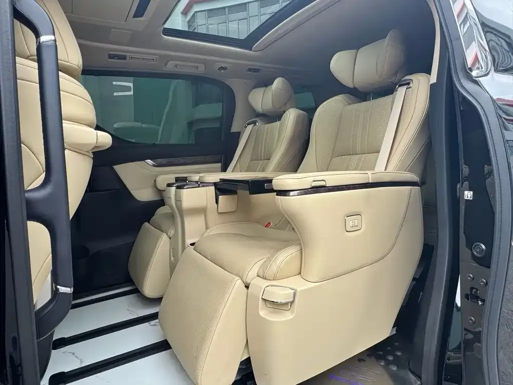 Toyota Alphard — фото 10