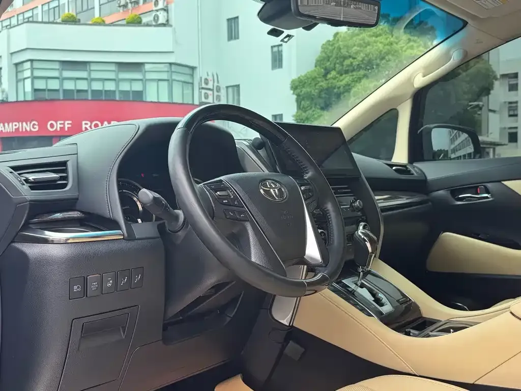 Toyota Alphard — фото 8