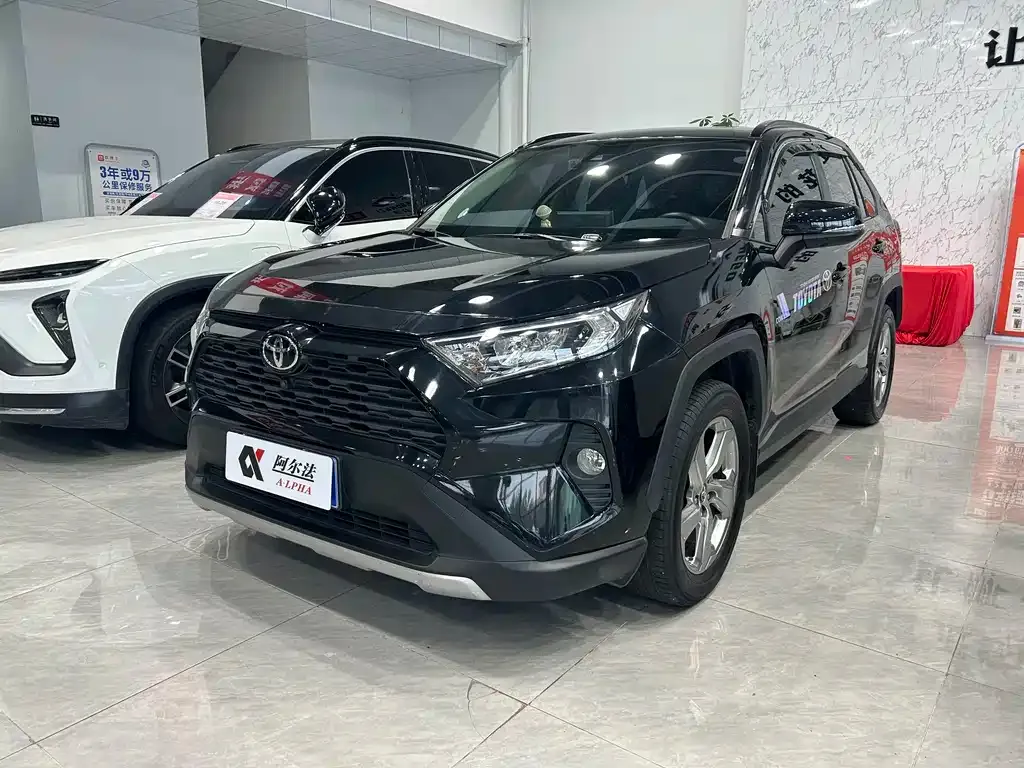 Toyota RAV4 — фото 1