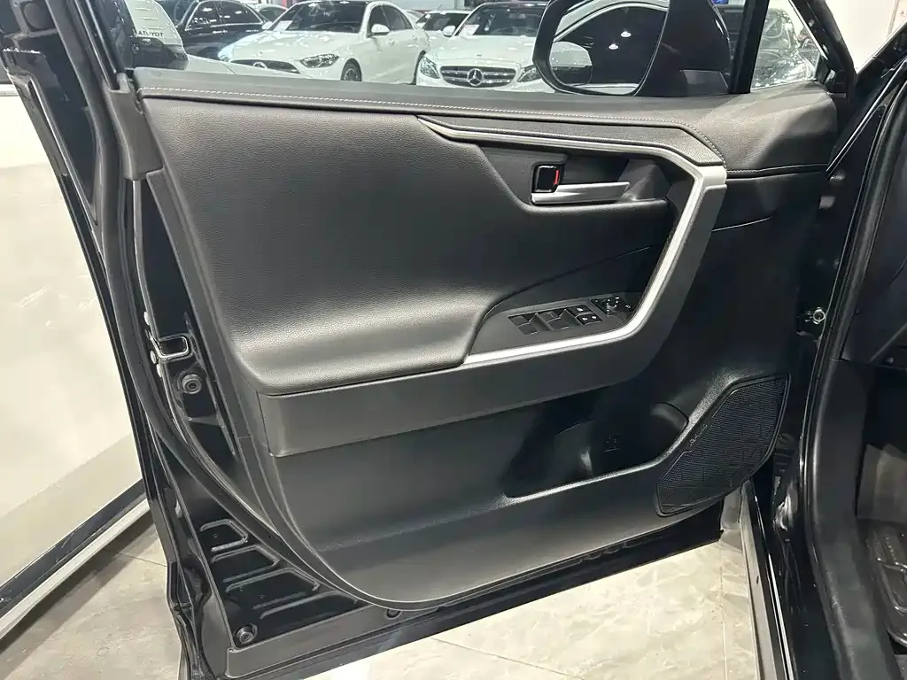 Toyota RAV4 — фото 10