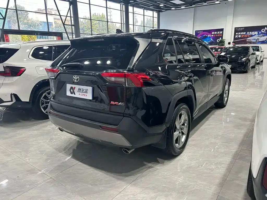 Toyota RAV4 — фото 4