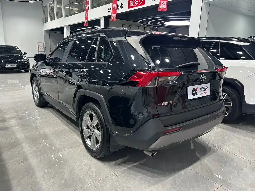 Toyota RAV4 — фото 9