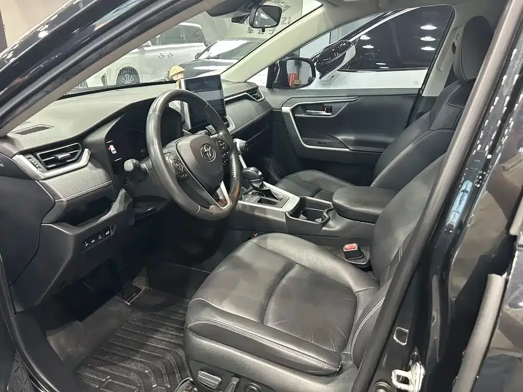 Toyota RAV4 — фото 5
