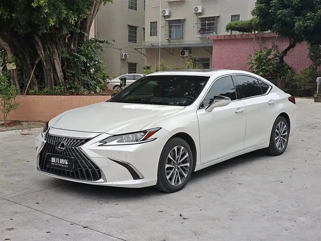 Lexus ES — фото 1