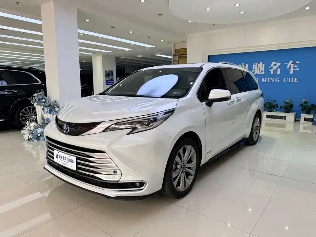 Toyota Sienna — фото 1