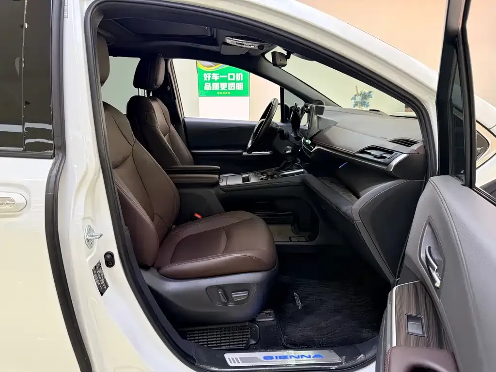 Toyota Sienna — фото 8