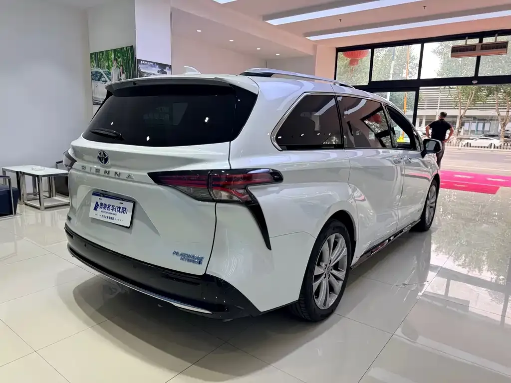 Toyota Sienna — фото 2