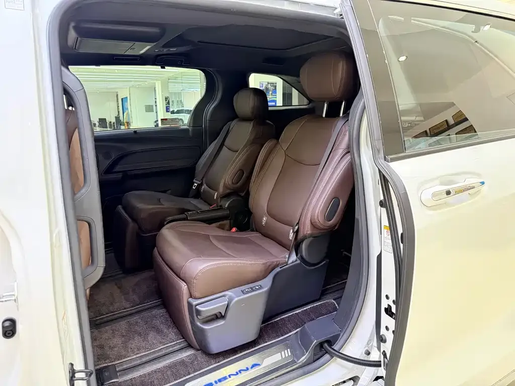 Toyota Sienna — фото 4