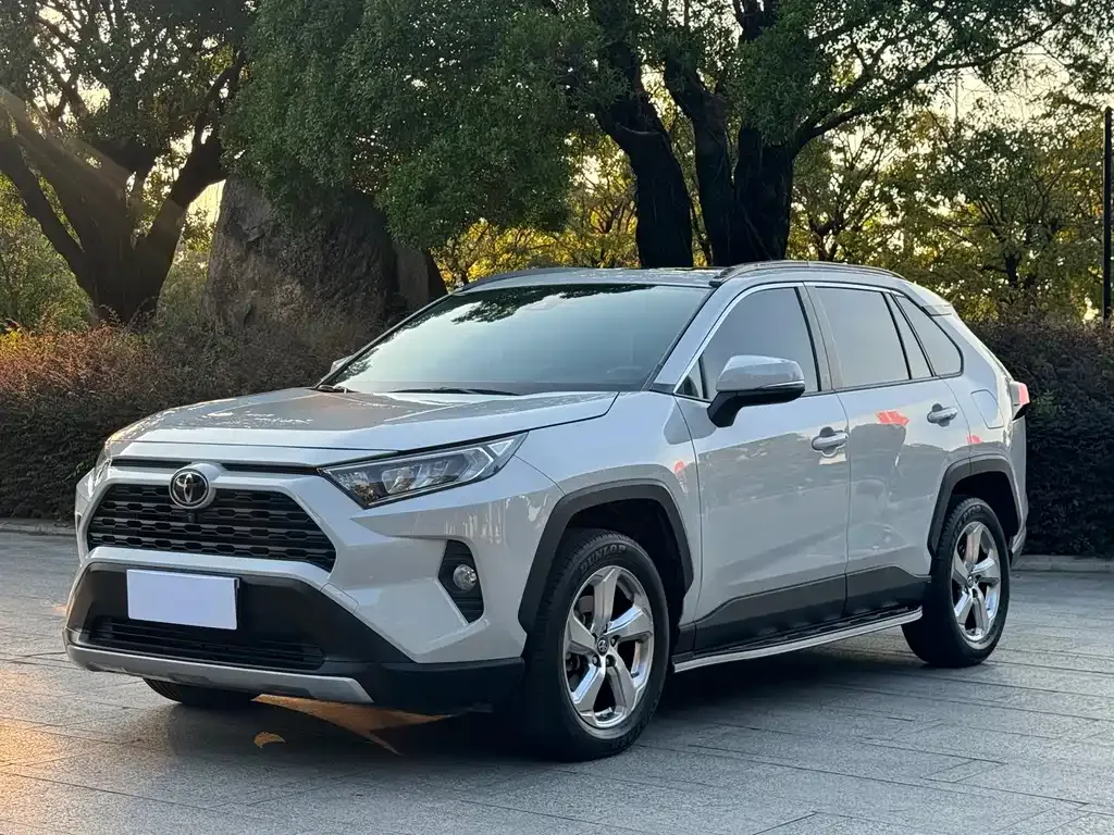 Toyota RAV4 — фото 1