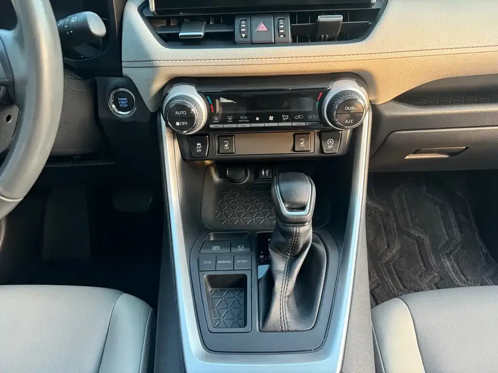 Toyota RAV4 — фото 7