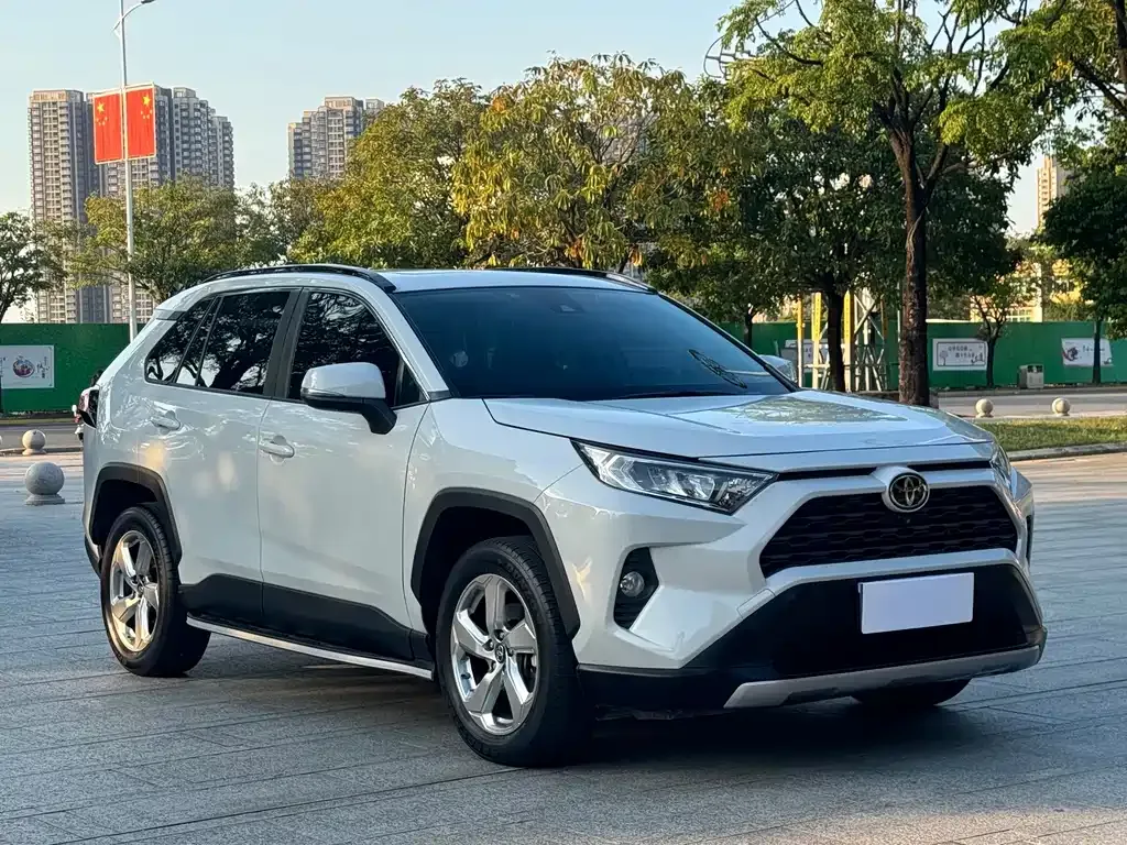 Toyota RAV4 — фото 10