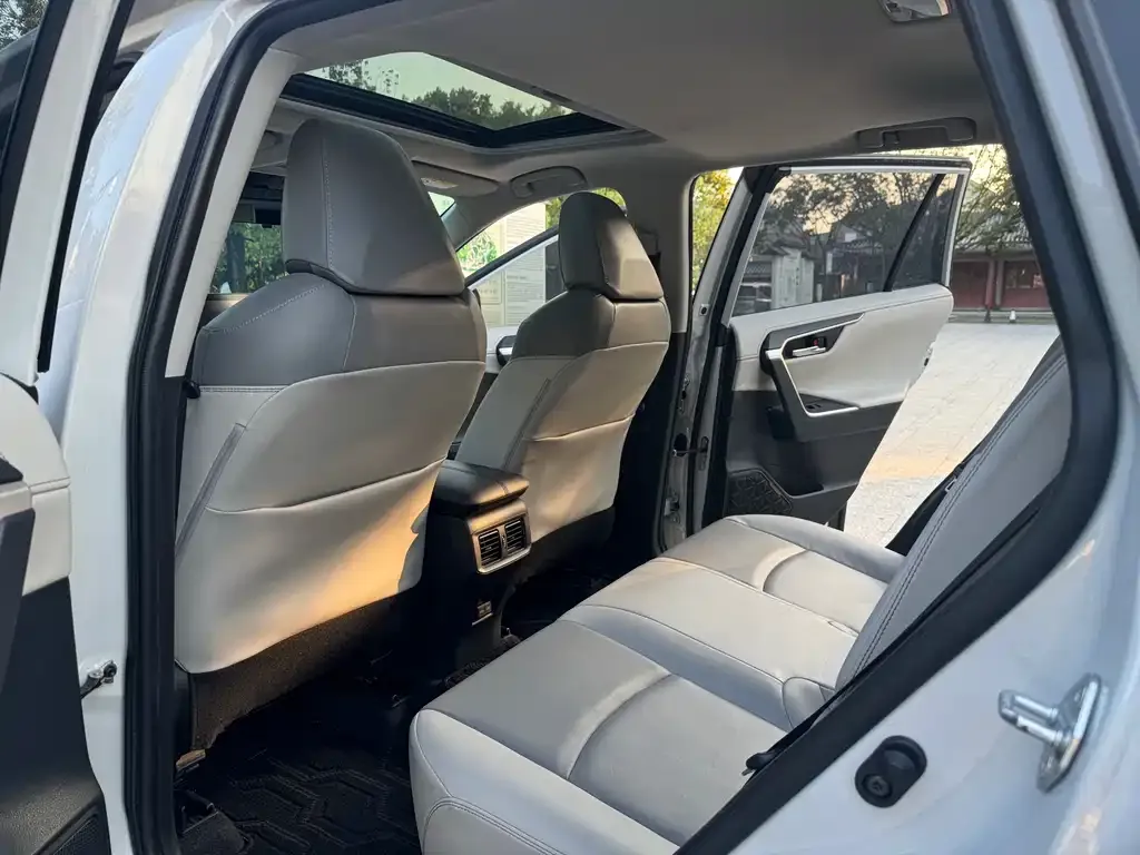 Toyota RAV4 — фото 4