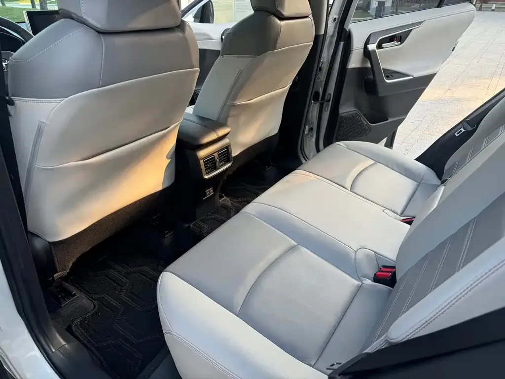 Toyota RAV4 — фото 3