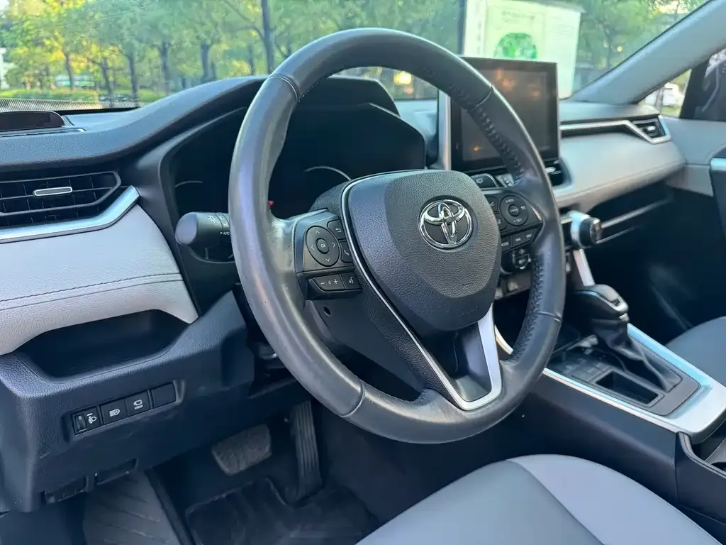 Toyota RAV4 — фото 2