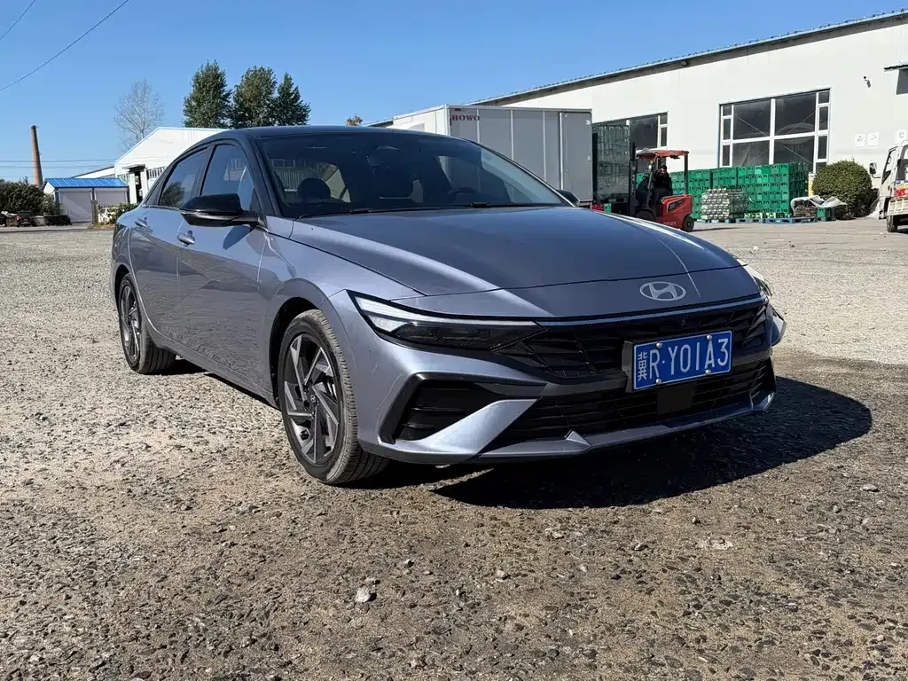 Hyundai Elantra — фото 1