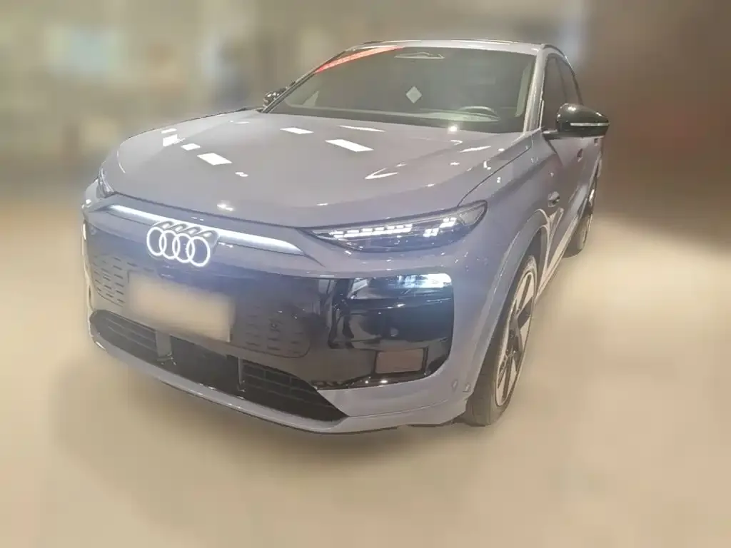Audi Q6L e-tron — фото 1