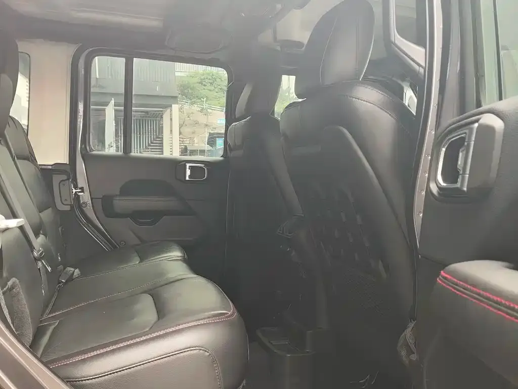 Jeep Wrangler — фото 10