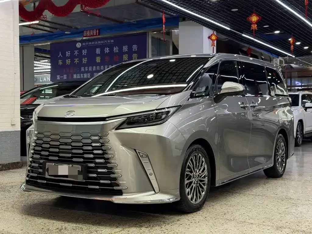 Lexus LM — фото 1